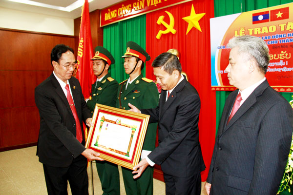 Ông Sulovan Savatthasin, Ủy viên Ban TVTU Champasac, Huyện trưởng huyện Pakse thừa ủy quyền trao huân chương cho TP.Biên Hòa