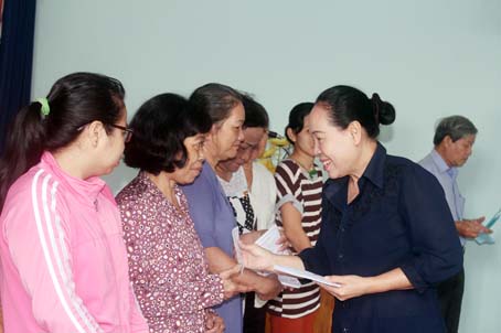 Bà Đào Nguyên, Chủ tịch Hội Nạn nhân chất độc da cam/dioxin tỉnh tặng quà Tết Đinh Dậu 2017 cho nạn nhân da cam tại TP.Biên Hòa.
