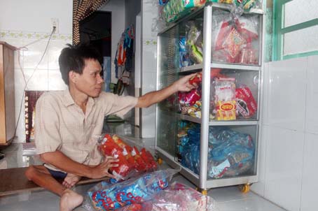 Anh Nguyễn Minh Tiền (KP.4, phường Tân Vạn, TP.Biên Hòa) sắp xếp hàng hóa vào tủ sau khi đi lấy hàng tại chợ Biên Hòa.