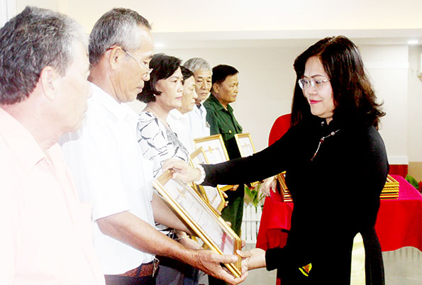 Đồng chí Nguyễn Hòa Hiệp, Phó chủ tịch UBND tỉnh tặng bằng khen cho các tập thể