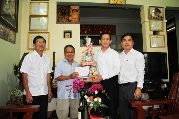 Trưởng ban Tổ chức Tỉnh ủy Phạm Văn Ru cùng lãnh đạo thị ủy Long Khánh tặng quà tết cho nguyên Trưởng ban Tổ chức Tỉnh ủy Nguyễn Văn Thắng.