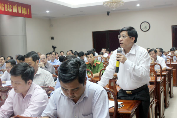 Phó giám đốc Sở Tài nguyên  - môi trường Nguyễn Ngọc Thường thm gia thảo luận tại hội nghị.