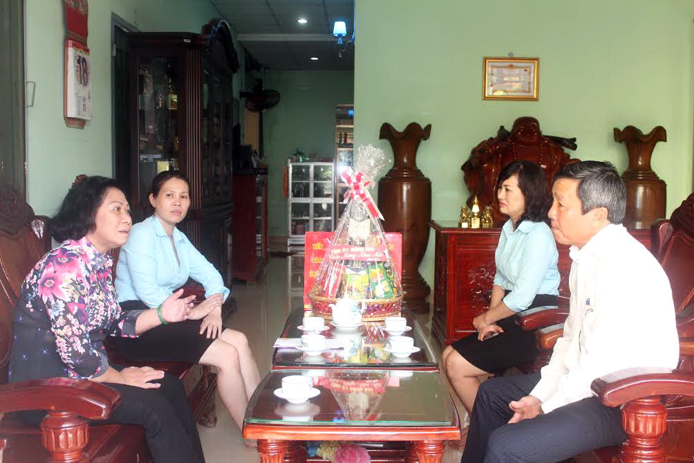 Đồng chí Hồ Thanh Sơn, Ủy viên Ban TVTU, Trưởng ban Ban dân vận Tỉnh ủy thăm và chúc tết đồng chí Bùi Ngọc Thanh