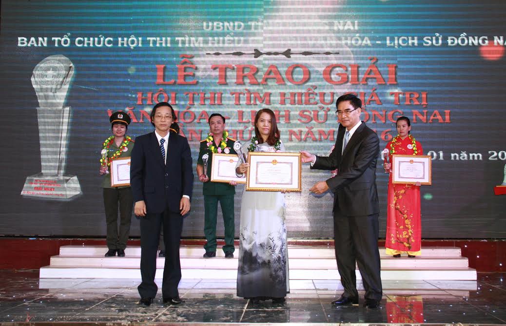Đồng chí Trần Văn Vĩnh và đồng chí Bùi Quang Huy trao giải cho các tác giả đoạt giải Hội thi tìm hiểu giá trị văn hóa lịch sử Đồng Nai