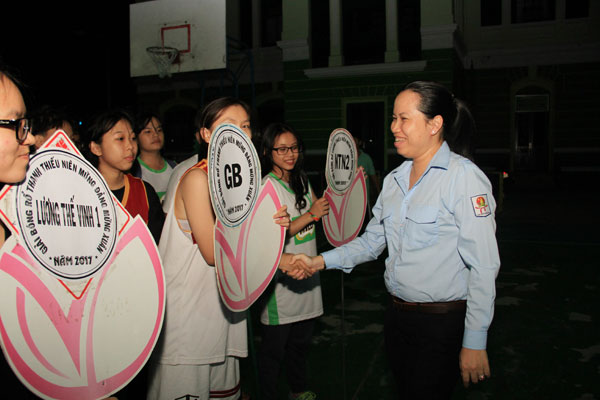 Giám đốc Nhà thiếu nhi Đồng Nai Ngô Thị Hoàng Oanh bắt tay động viên các đội tham dự giải