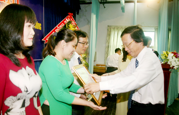 Phó trưởng Ban Tuyên giáo Tỉnh ủy Bùi Quang Huy trao Bằng khen  của UBND tỉnh cho các tập thể và cá nhân.