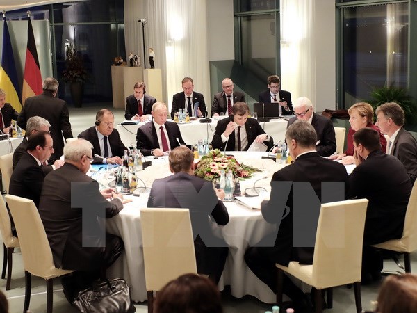 Thủ tướng Đức Angela Merkel (phải, phía sau), Tổng thống Nga Vladimir Putin (thứ 5, trái), Tổng thống Pháp Francois Hollande (trái) và Tổng thống Ukraine Petro Poroshenko (phía trước, thứ 2, phải) tại cuộc gặp cấp cao nhóm "Bộ tứ" Normandy ở Berlin ngày 19/10. (Nguồn: AFP/TTXVN)