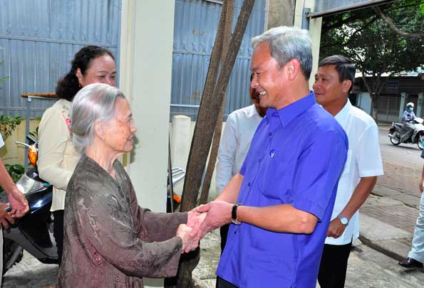 Bí thư tỉnh ủy Nguyễn Phú Cường gửi lời thăm sức đồng chí đồng chí Lê Thị Huyên.