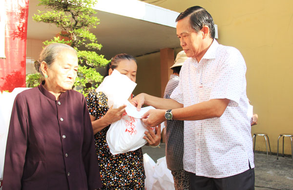 Phó tổng biên tập báo Đồng Nai Lã Xuân Phú trao quà cho người nghèo tại trụ sở báo Đồng Nai