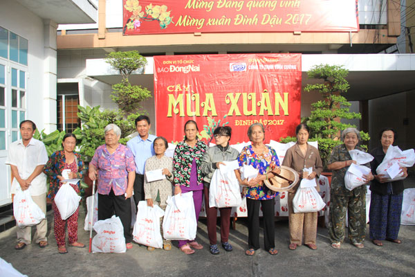 Trưởng phòng Tòa soạn báo Đồng Nai Đinh Kim Tuấn trao quà cho các hộ nghèo ở TP. Biên Hòa