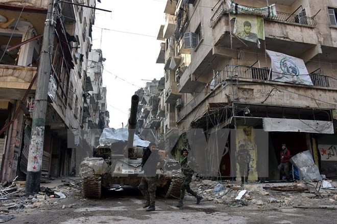 Binh sỹ quân đội Chính phủ Syria sau khi giành lại quyền kiểm soát thành phố Aleppo ngày 23/12/2016. (Nguồn: EPA/TTXVN)