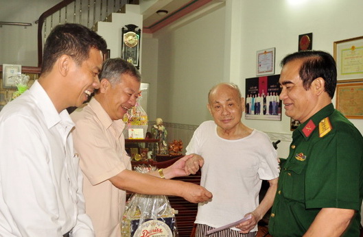Đồng chí Hồ Văn Năm, Ủy viên Ban TVTU, Trưởng ban Nội chính Tỉnh ủy (thứ 2 từ trái qua) tặng quà Tết cho Thiếu tướng Anh hùng LLVTND Nguyễn Thanh Tùng