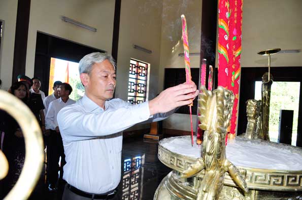 Bí thư Tỉnh ủy Nguyễn Phú Cường thắp hương tại Đền thờ liệt sĩ huyện Thống Nhất.