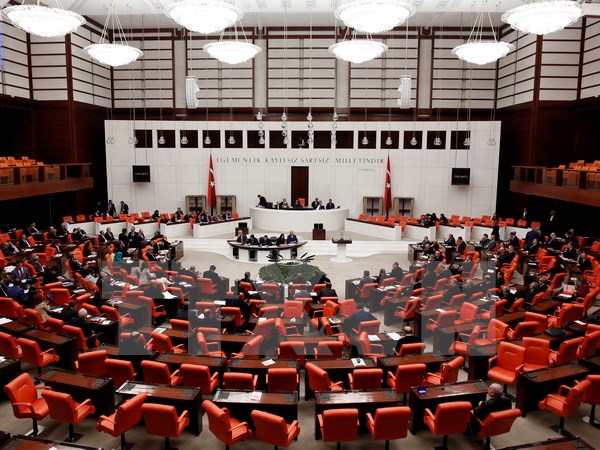 Vòng bỏ phiếu thứ 2 về dự thảo sửa đổi Hiến pháp tại Quốc hội Thổ Nhĩ Kỳ ngày 18/1. (Nguồn: EPA/TTXVN)