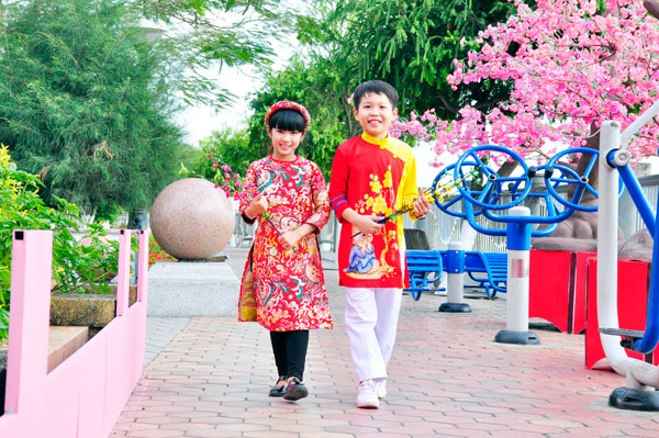 Công viên Nguyễn Văn Trị dù trong quá trình trang trí đường hoa nhưng nhiều gia đình đã đưa con em mình đến để chụp hình.