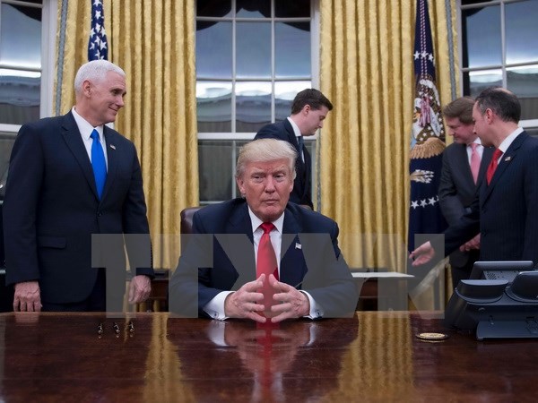 Tổng thống Donald Trump ký quyết định về thay đổi lớn trong chính sách năng lượng và khí hậu. (Nguồn: AFP/TTXVN)