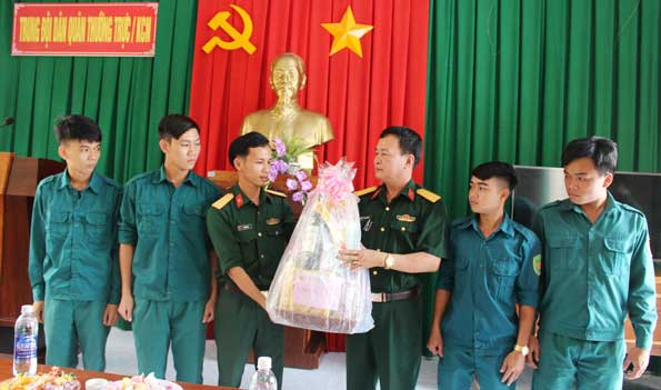 Phó tham mưu trưởng, Bộ CHQS tỉnh chúc tết Trung đội dân quân thường trực KCN Thạnh Phú