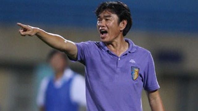 HLV Phan Thanh Hùng của Than QN vận dụng lối chơi 3 trung vệ