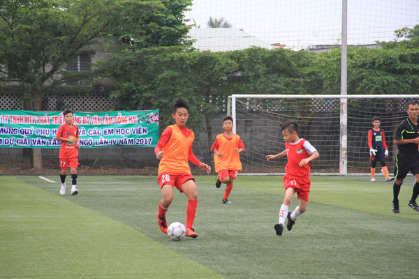 Các học viên cũ, mới của Trung tâm đào tạo bóng đá trẻ Văn Tâm thi đấu giải hội ngộ.
