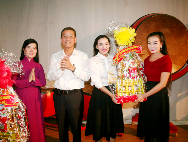 Chủ tịch UBND tỉnh Đinh Quốc Thái tặng quà cho ca sĩ, diễn viên Nhà hát Nghệ thuật truyền thống Đồng Nai.