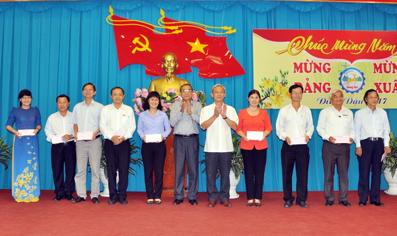 Các đồng chí: Nguyễn Phú Cường, Bí thư Tỉnh ủy và Trần Văn Tư, Phó bí thư Thường trực Tỉnh ủy trao quà chúc tết cho trưởng đại diện các ban Đảng (Ảnh: Thanh Hải)