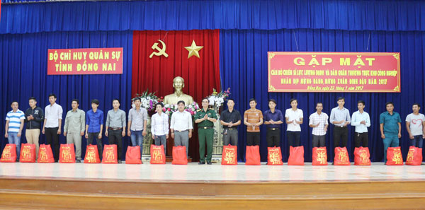 Thừa ủy quyền của đồng chí Tư lệnh quân khu, đại tá Mai Xuân Chiến, phó chính ủy Bộ CHQS tỉnh Đồng Nai trao quà cho cán bộ, chiến sỹ LLVT tỉnh.  