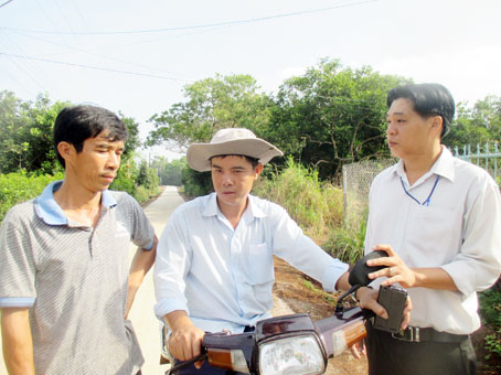 Nông dân ở xã Bình Lộc (TX.Long Khánh) hỏi thăm chuyện làm ăn, làm giàu khi gặp nhau trên đường.