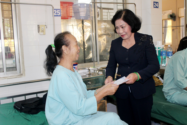 Bà Bùi Ngọc Thanh, chủ tịch Liên hiệp các tổ chức hữu nghị tỉnh Đồng Nai tặng quà cho bệnh nhân có hoàn cảnh khó khăn tại Bệnh viện đa khoa Thống Nhất. Ảnh: N.THƯ