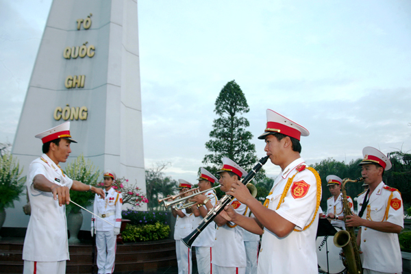 Dàn quân nhạc biểu diễn trong Lễ viếng Nghĩa trang Liệt sĩ tỉnh