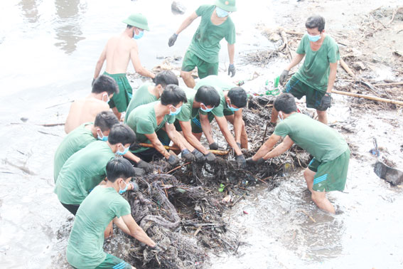 Đoàn viên thanh niên quân sự trong tỉnh tham gia thực hiện công trình thanh niên nạo vét đập Ông Bỉnh, tại xã Gia Tân 3 (huyện Thống Nhất)