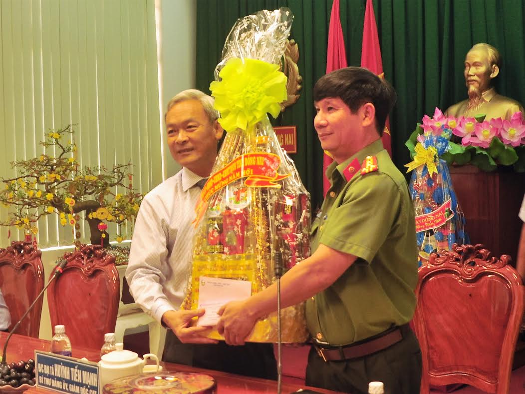 Đồng chí Nguyễn Phú Cường, Bí thư Tỉnh ủy tặng quà Tết cho Công an tỉnh