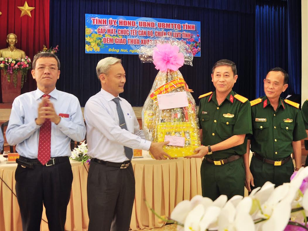 Đồng chí Nguyễn Phú Cường, Bí thư Tỉnh ủy tặng quà cho lãnh đạo Bộ CHQS tỉnh