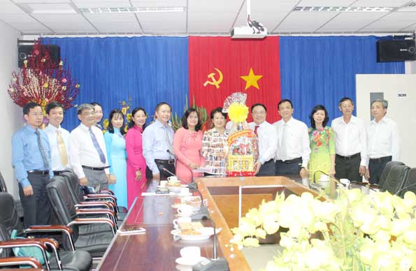 Phó bí thư Tỉnh ủy Phan Thị Mỹ Thanh trao quà Tết cho lãnh đạo Bệnh viện đa khoa Đồng Nai.