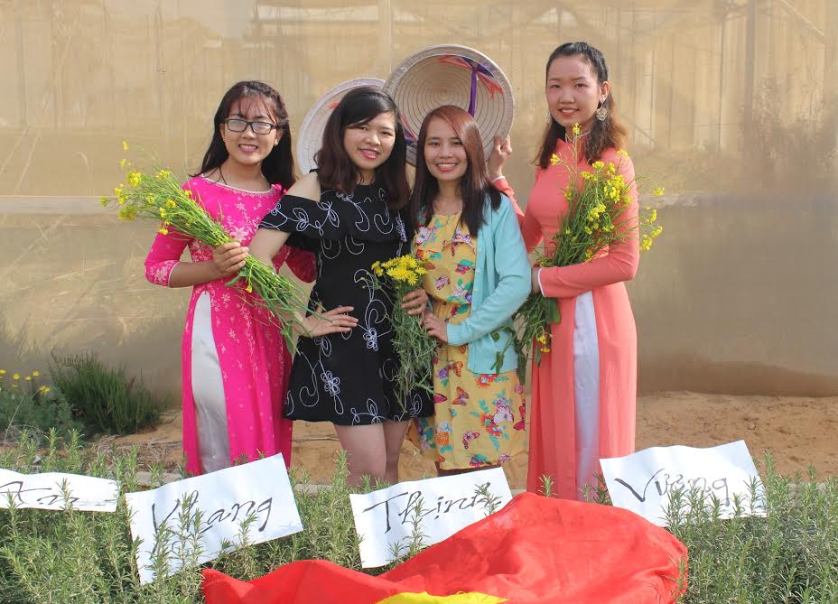 Các bạn nữ sinh viên duyên dáng bên tà áo dài truyền thống chụp hình đón Xuân tại nông trại hoa Rosemary (Israel)