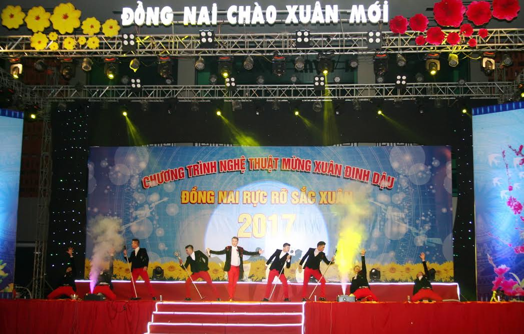 Nam ca sĩ Đàm Vĩnh Hưng biểu diễn phục vụ khán giả Đồng Nai trong đêm giao thừa.