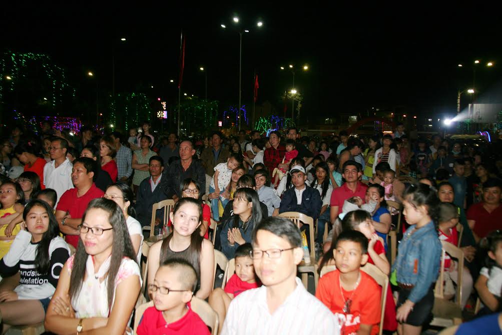 Khán giả đến xem và cổ vũ chương trinh ca nhạc chào năm mới diễn ra tại quảng trường tỉnh.