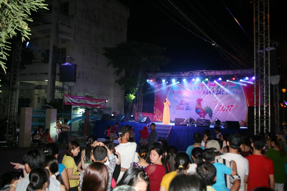 Biểu diễn ca múa nhạc tại sân khấu ngoài trời của đường hoa Nguyễn Văn Trị.