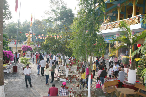 Rất đông người dân đến Chùa Đà la ni vào sáng Mùng 1 tết.