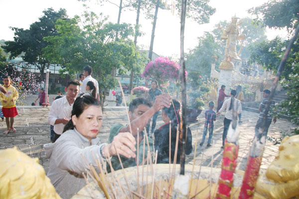 Người dân dâng hương tại Chùa Đà la ni.