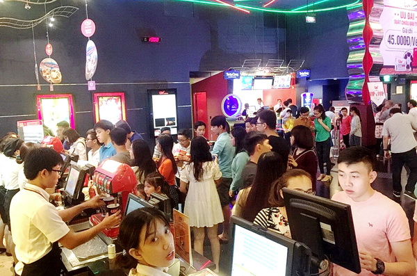 Rất đông người đến mua vé xem phim tại Cụm rạp CGV Biên Hòa trong tối Mùng 2 tết. (ảnh: Cụm rạp CGV Biên Hòa).