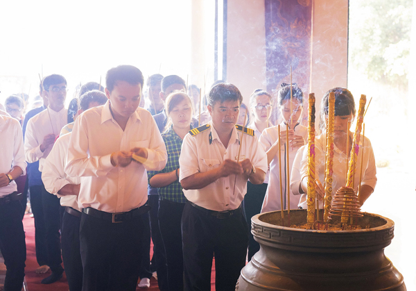 Mọi người dâng hương lên Chủ tịch Hồ Chí Minh và các danh nhân văn hóa đang được thờ phụng tại Nhà Bái đường của Văn miếu Trấn Biên.