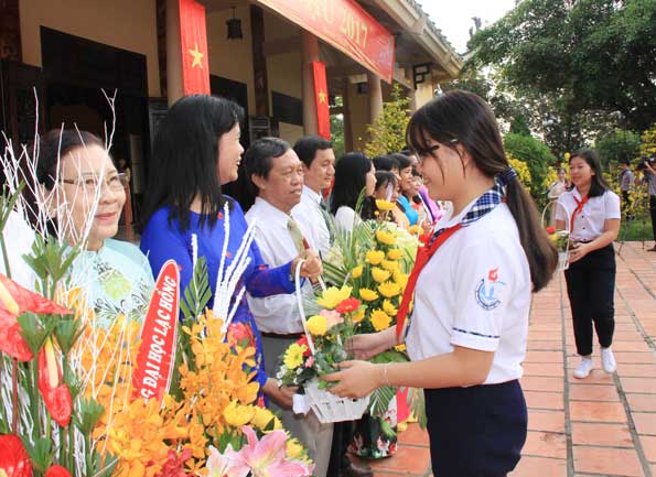 Học sinh, sinh viên tặng hoa chúc mừng các thầy cô nhân dịp đón xuân Đinh Dậu 2017.