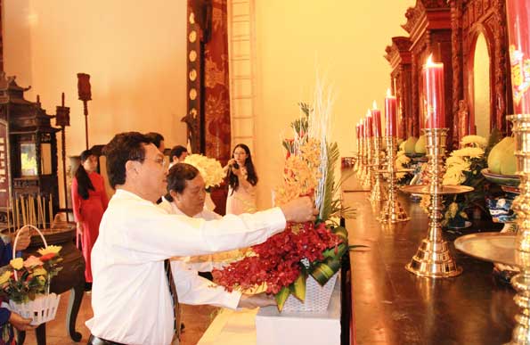 Các thầy cô giáo các trường dâng hoa lên bàn thờ các bậc tiền nhân tại Văn miếu Trấn Biên.