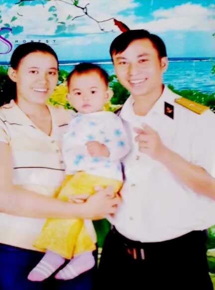  Trung úy Hạnh bên vợ con lúc còn sống, ảnh tác giả chụp lại từ ảnh của gia đình. 