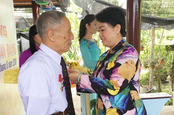 Đồng chí Phó bí thư Tỉnh ủy chúc mừng ông Đỗ Hồng Giang nhân dịp ông tròn 70 năm tuổi Đảng.