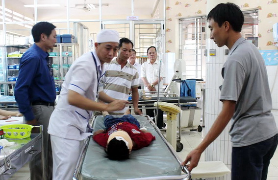 Một em bị thương trong tai nạn đường sắt được chẩn đoán chấn thương sọ não đang được cấp cứu tại Bệnh viện nhi đồng Đồng Nai (Ảnh: Ngọc Thư)