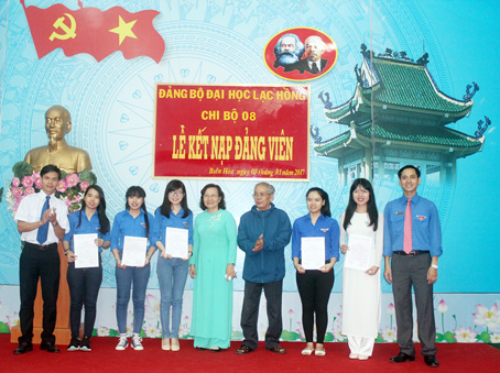 Lễ kết nạp đảng viên mới của Trường đại học Lạc Hồng diễn ra vào ngày 9-1-2017.