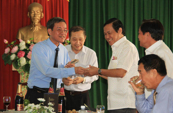 Chủ tịch UBND tỉnh tặng quà đầu năm cho cán bộ, viên chức báo Đồng Nai 