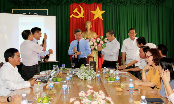 Chủ tịch UBND tỉnh Đinh Quốc Thái, cùng các đồng chí lãnh đạo UBND tỉnh, Ban Tuyên giáo Tỉnh ủy, lãnh đạo Báo Đồng Nai  khui rượu sâm banh chúc mừng năm mới. 