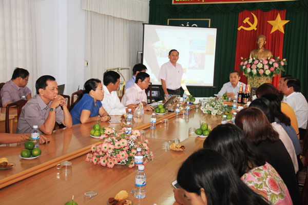 Đồng chí Phạm Tấn Linh, Phó trưởng ban Tuyên giáo Tỉnh Ủy, phát biểu tại buổi gặp gỡ